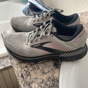 Women’s brooks tennis shoes